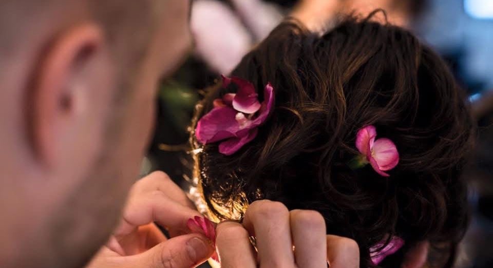 Martijn de Wolf zet bloemen in een bruidskapsel
